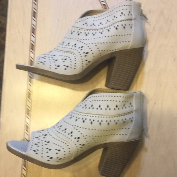 New Jellypop Clarita Cut Out Booties 10 - Picture 3 of 7